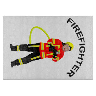 Feuerwehrmann in Einsatzkleidung Schneidebrett