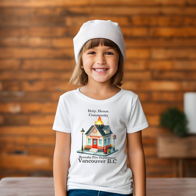 Feuerwehrmann in Station 22 bei Dämmerung T-Shirt (Von Creator hochgeladen)