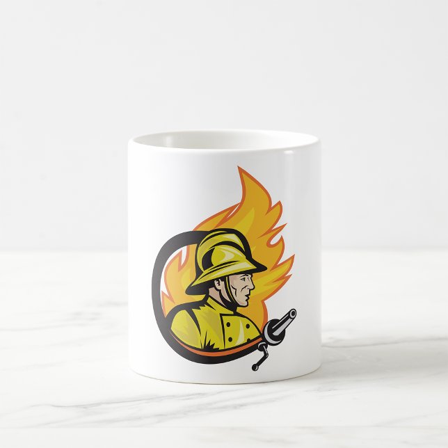 Feuerwehrmann mit einer Schlauch-Tasse Kaffeetasse (Von Creator hochgeladen)