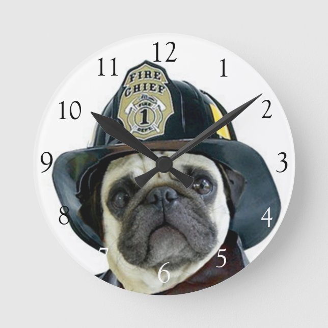 Feuerwehrmann-Mops-Hunderunde Uhr (Vorderseite)