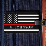 Feuerwehrmann Personalisiert dünne rote Linie Gepäckanhänger<br><div class="desc">Thin Red Line Gepäckmarke - Amerikanische Flagge in Firefighter Flag Farben, modernes schwarz rotes Design. Personalisieren Sie Ihre Daten mit dem Namen oder Familiennamen des Feuerwehrmanns. Dieses personalisierte Feuerwehrgepäckanhänger ist ideal für Feuerwehrleute und Feuerwehrfamilien und alle, die sie unterstützen. COPYRIGHT © 2020 Judy Burrows, Black Dog Art - Alle Rechte...</div>