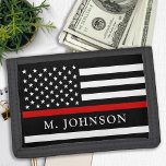 Feuerwehrmann Personalisiert dünne rote Linie Trifold Geldbörse<br><div class="desc">Thin Red Line Wallet - Amerikanische Flagge in Firefighter Flag Farben, modernes schwarz rotes Design. Personalisieren Sie mit Fireman-Namen. Diese personalisierte Feuerwehrtasche ist ideal für Feuerwehrleute, Feuerwehrleute, Feuerwehrfamilien und all diejenigen, die sie unterstützen. Eine wunderbare Feuerwehrrente oder Feuerwehrmann-Geschenk. COPYRIGHT © 2020 Judy Burrows, Black Dog Art - Alle Rechte vorbehalten....</div>