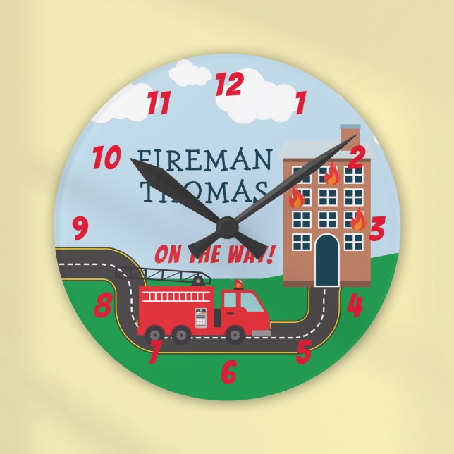 Feuerwehrmann und Feuerwehrfahrzeug mit Vorname Li Runde Wanduhr (Von Creator hochgeladen)