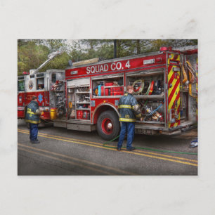 Feuerwehrmänner - Der moderne Feuerwehrwagen Postkarte