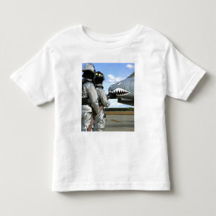 Feuerwehrmänner entfalten einen Feuerlöschschlau Kleinkind T-shirt