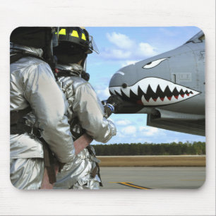 Feuerwehrmänner entfalten einen Feuerlöschschlau Mousepad