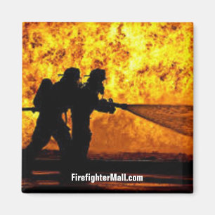 Feuerwehrmänner greifen Magnet an