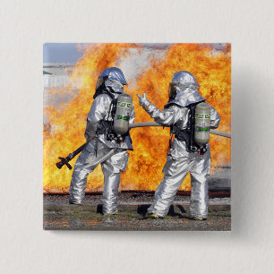 Feuerwehrmänner kämpfen ein simuliertes Feuer Button
