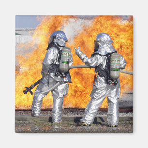 Feuerwehrmänner kämpfen ein simuliertes Feuer Magnet