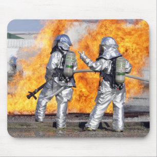 Feuerwehrmänner kämpfen ein simuliertes Feuer Mousepad