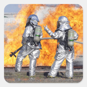 Feuerwehrmänner kämpfen ein simuliertes Feuer Quadratischer Aufkleber