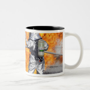 Feuerwehrmänner kämpfen ein simuliertes Feuer Zweifarbige Tasse