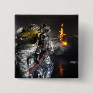 Feuerwehrmänner löschen ein Feuer in einem Button