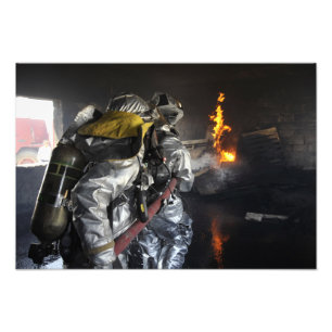 Feuerwehrmänner löschen ein Feuer in einem Fotodruck