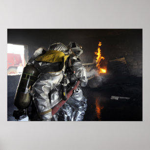 Feuerwehrmänner löschen ein Feuer in einem Poster
