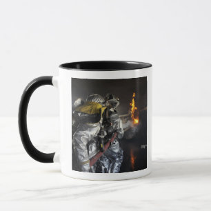 Feuerwehrmänner löschen ein Feuer in einem Tasse