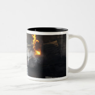 Feuerwehrmänner löschen ein Feuer in einem Zweifarbige Tasse