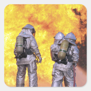 Feuerwehrmänner löschen ein Flugzeugfeuer aus Quadratischer Aufkleber
