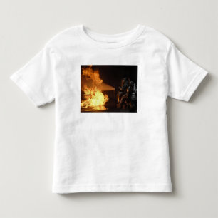 Feuerwehrmänner löschen eine simulierte kleinkind t-shirt