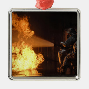 Feuerwehrmänner löschen eine simulierte ornament aus metall