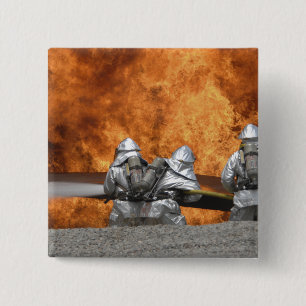 Feuerwehrmänner neutralisieren ein Feuer Button