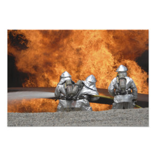 Feuerwehrmänner neutralisieren ein Feuer Fotodruck