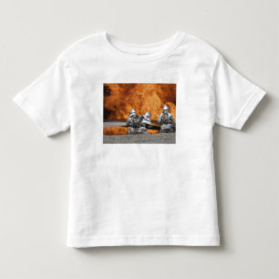 Feuerwehrmänner neutralisieren ein Feuer Kleinkind T-shirt