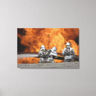 Feuerwehrmänner neutralisieren ein Feuer Leinwanddruck