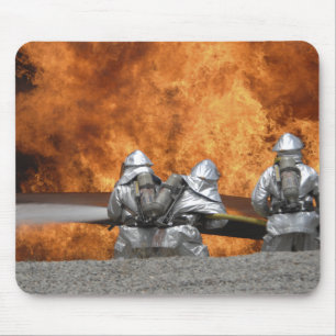 Feuerwehrmänner neutralisieren ein Feuer Mousepad