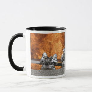 Feuerwehrmänner neutralisieren ein Feuer Tasse