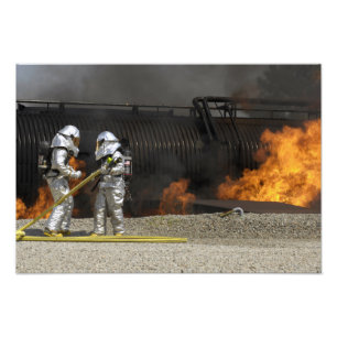 Feuerwehrmänner neutralisieren ein Livefeuer Fotodruck