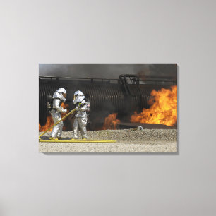 Feuerwehrmänner neutralisieren ein Livefeuer Leinwanddruck