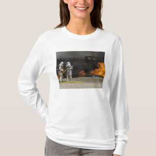 Feuerwehrmänner neutralisieren ein Livefeuer T-Shirt
