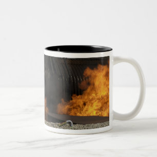 Feuerwehrmänner neutralisieren ein Livefeuer Zweifarbige Tasse