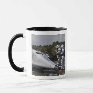 Feuerwehrmänner reagieren auf die Szene Tasse