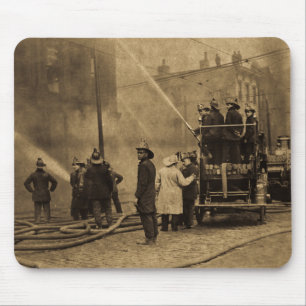 Feuerwehrmannschaft in Aktion - Vintage Mousepad
