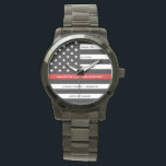 Feuerwehrruhestand Personalisiert dünne rote Linie Armbanduhr<br><div class="desc">Feiern Sie einen hervorragenden Feuerwehrmann mit dieser Thin Red Line Retirement oder Firefighter Watch - American Flag Design in Firefighter Flag Farben in einem modernen schwarzen und roten Design und zeigen Sie Ihre Wertschätzung. Ideal für Feuerwehrauszeichnungen und Feuerwehrleute-Ruhestandsgeschenke und Feuerwehrleute. Personalisieren Sie diese Feuerwehr Ruhestandswache mit Namen und , Jahre...</div>
