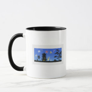 Feuerwerkanzeige und Silhouette der Pagode Tasse