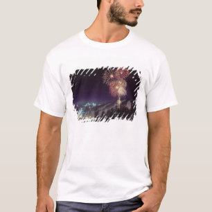 Feuerwerke am großen Höhenkurort in der Maräne, T-Shirt