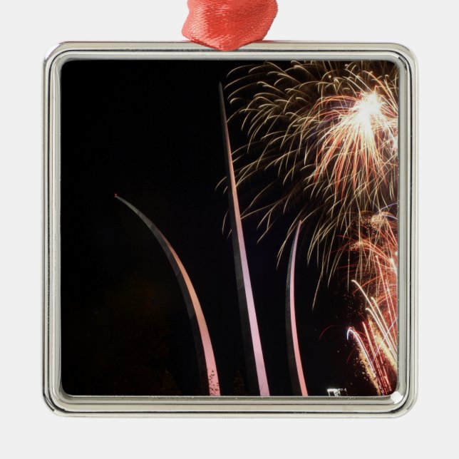 Feuerwerke erhellen das Memorial der Luftstreitkrä Silbernes Ornament (Vorne)