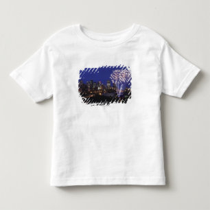 Feuerwerke über der Stadt Kleinkind T-shirt