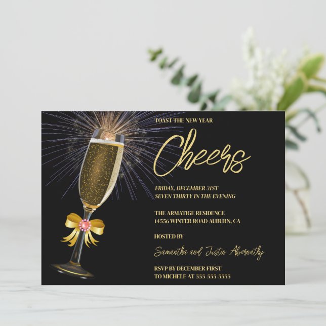 Feuerwerkskörper und bubbly New Years Einladung (Stehend Vorderseite)