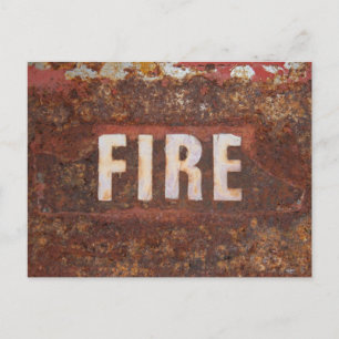 Feuerzeichen auf einer rostigen Stahlplatte. Ein G Postkarte