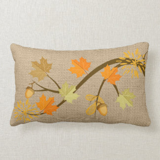 Feuille de chute sur le coussin de toile de jute