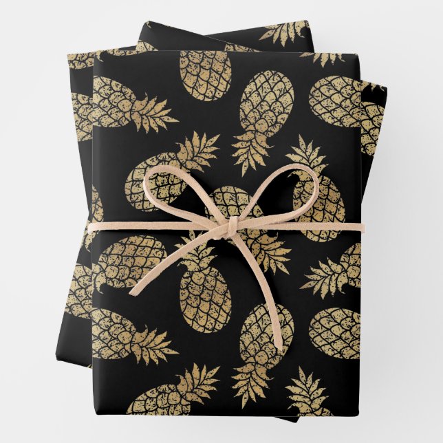 Feuille De Papier Cadeau Ananas en or sur noir (En situation)