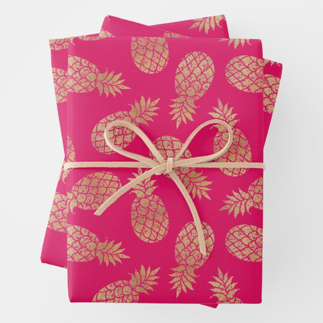 Feuille De Papier Cadeau Ananas en or sur rose chaud (En situation)