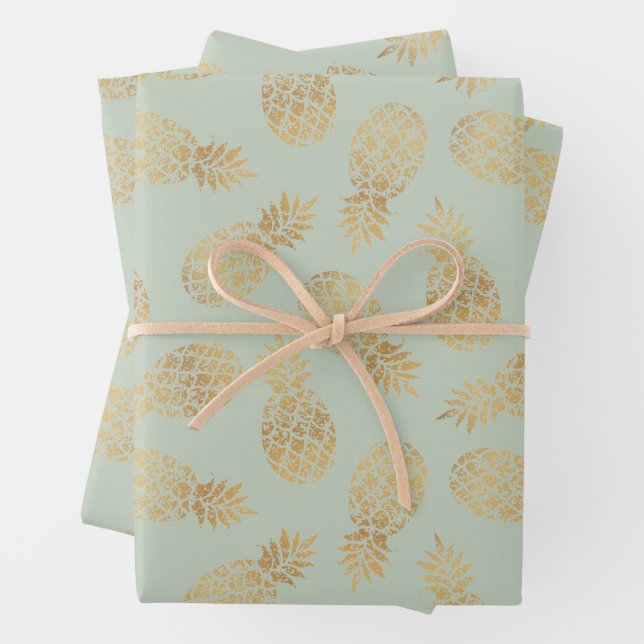 Feuille De Papier Cadeau Ananas en or sur Sage Green (En situation)