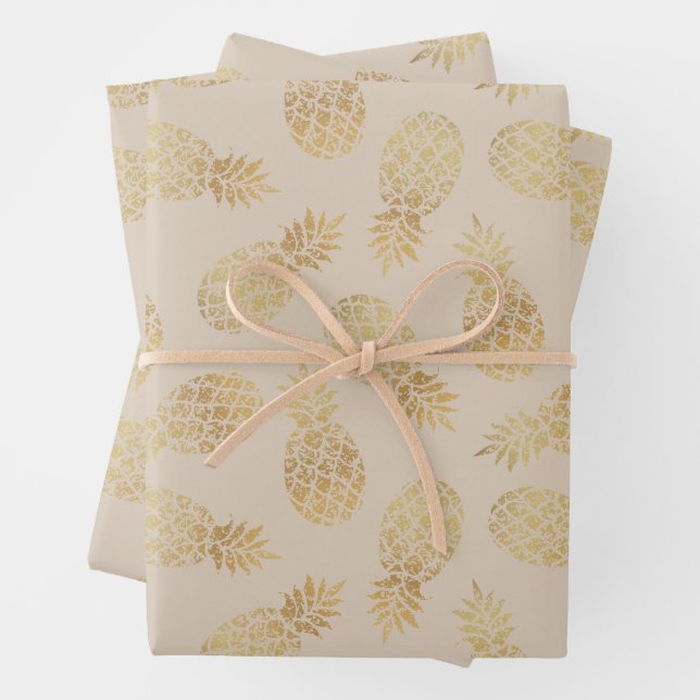 Feuille De Papier Cadeau Ananas en or sur Taupe (En situation)