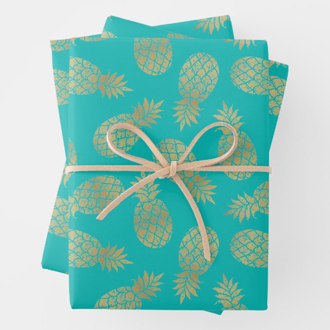 Feuille De Papier Cadeau Ananas en or sur Turquoise (En situation)