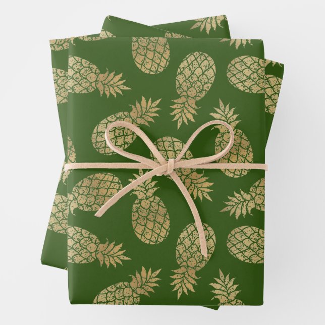 Feuille De Papier Cadeau Ananas en or sur vert (En situation)